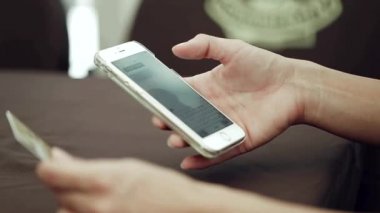 bir telefon ile bir kart satın alma