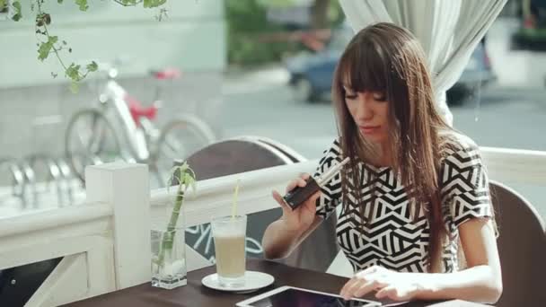 Jeune femme fumant cigarette électronique — Video