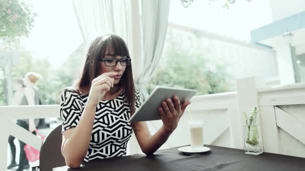 Framgångsrika lady arbetar med tabletten — Stockvideo