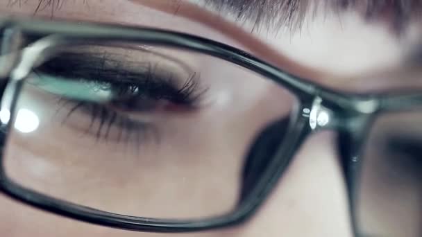 Olhos sérios, a menina com o tablet — Vídeo de Stock