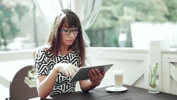 Succesvolle dame met een Tablet PC — Stockvideo