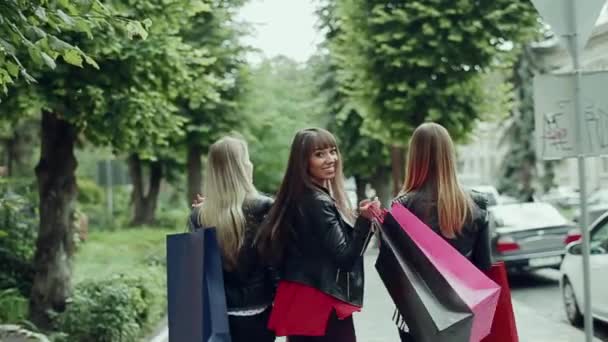 Meninas com grandes bolas depois de fazer compras — Vídeo de Stock