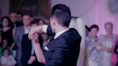 İlk dans gelin bir restoranda