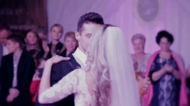 İlk dans gelin bir restoranda