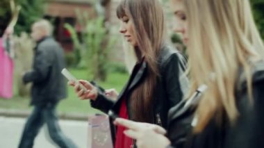 Sokakta bir telefonlarıyla kızsın