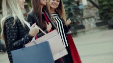 dükkanda alışveriş torbaları ile üç güzel kız