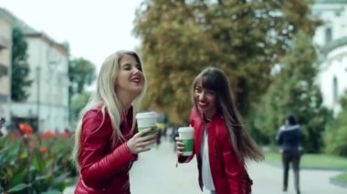 iki kız kahve ile sokakta yürümek
