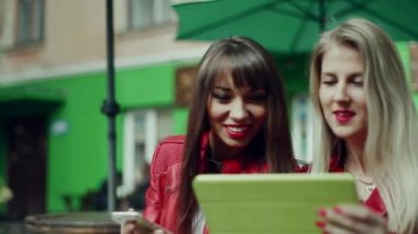 onun elleri kızlarda güzel beyaz tablet