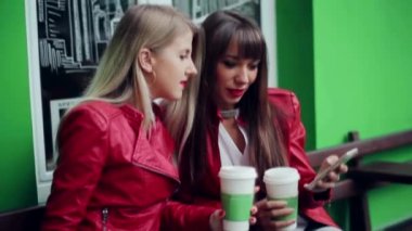 bir kafede kahve ile iki kız