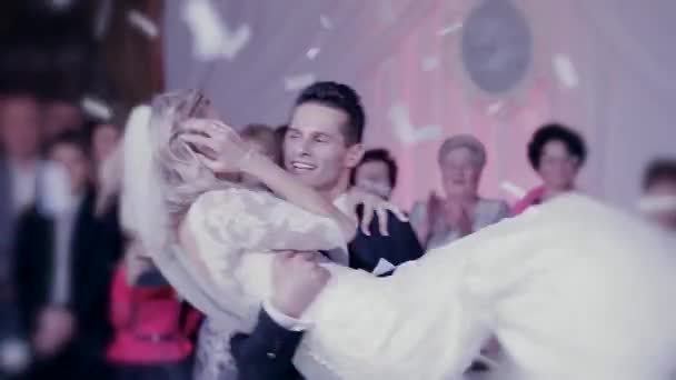 Eerste dans bruid in een restaurant — Stockvideo