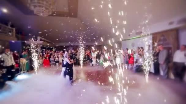 Première mariée danseuse dans un restaurant — Video