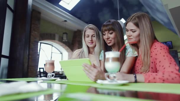 Hermosa chica con una tableta en la cafetería — Vídeo de stock