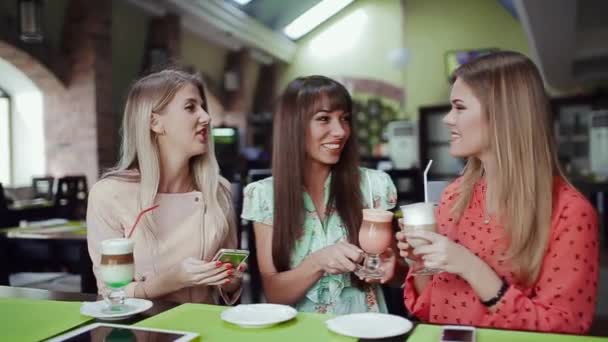 Mädchen mit Telefon und Kaffee Freundinnen — Stockvideo
