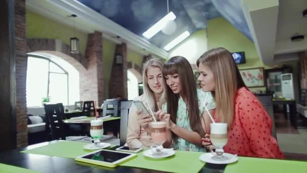 Três meninas bonitas rindo em um café — Vídeo de Stock