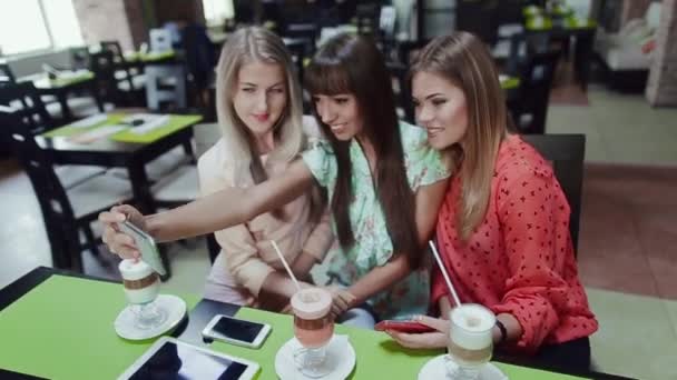 Mädchen in einem Café fotografiert — Stockvideo