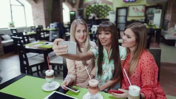 Tjej fotograferad i ett café — Stockvideo