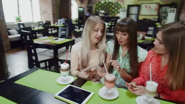 Schöne Mädchen in einem Café mit telefoamy — Stockvideo