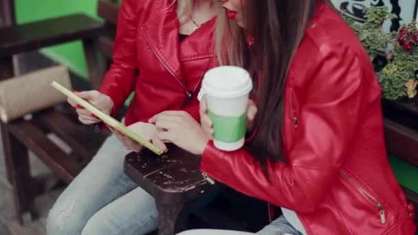 Mädchen mit Tablet im Hof — Stockvideo