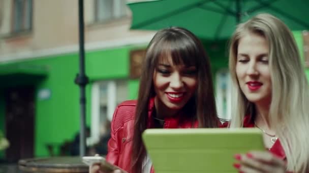 Belle tablette blanche dans ses mains filles — Video