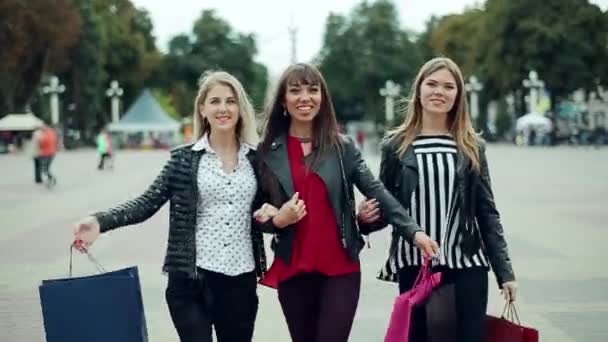 Three girls returning from shopping — Stock Video