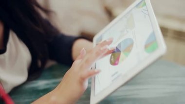 Dijital tablet ve kapuçino ahşap bir masa üzerinde tutan adam