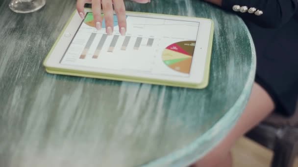 Man holding digital tablet and cappuccino on a wooden table — Stock Video