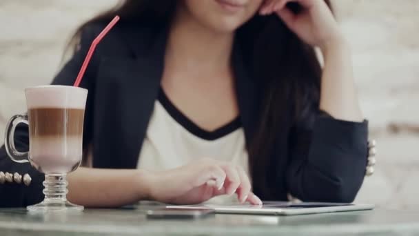 Man holding digital tablet and cappuccino on a wooden table — Stock Video