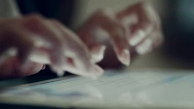 Dijital tablet ve kapuçino ahşap bir masa üzerinde tutan adam