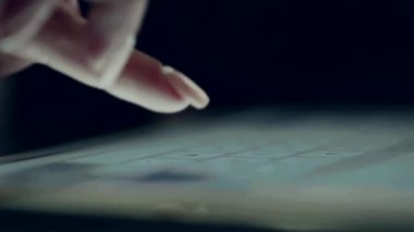 Dijital tablet ve kapuçino ahşap bir masa üzerinde tutan adam