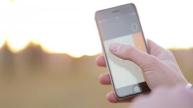 başarılı işadamı telefondan güneş ışığı ile çalışma.