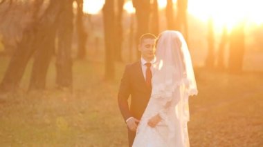 Gelin Damat Düğün ormanda yürüme.
