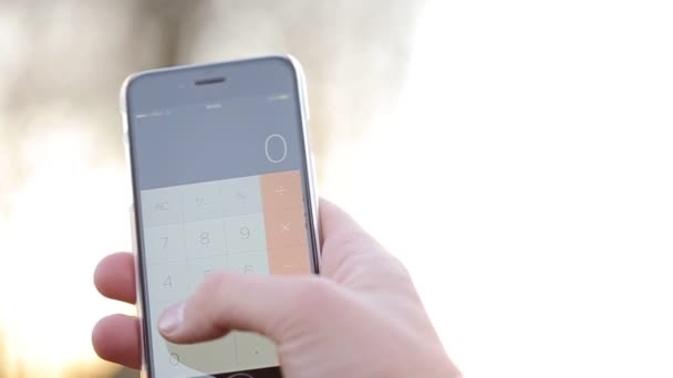 Homme d'affaires prospère travaillant avec le téléphone, à travers la lumière du soleil . — Video