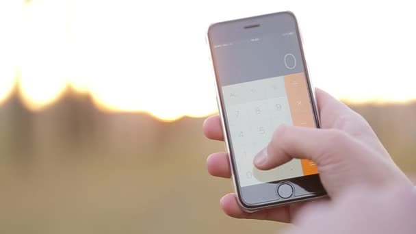 Homme d'affaires prospère travaillant avec le téléphone, à travers la lumière du soleil . — Video