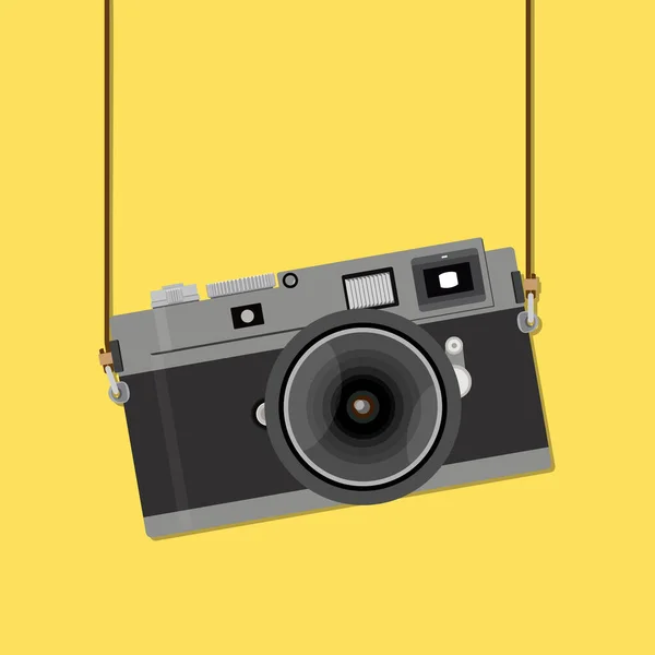 フラットスタイルの黄色の背景にレトロカメラ ストラップ付きの古いカメラ ベクトル — ストックベクタ