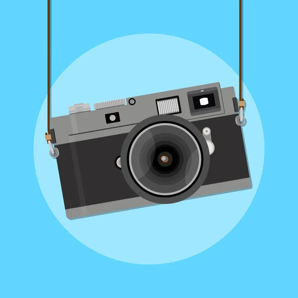フラットスタイルの青の背景にレトロカメラ ストラップ付きの古いカメラ ラスター — ストック写真