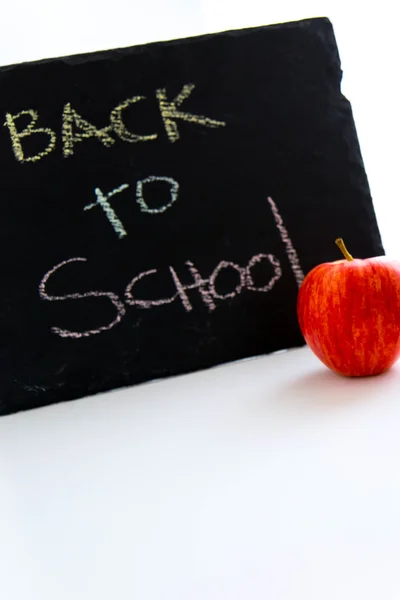 Geri okul işareti ve öğretmen için bir elma — Stok fotoğraf