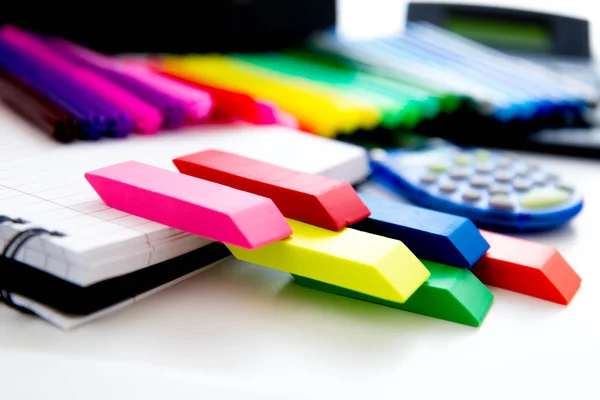 De volta ao material escolar, marcadores coloridos brilhantes, borrachas de papel — Fotografia de Stock