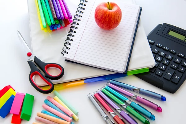 Geri okul malzemeleri ve öğretmen için bir elma — Stok fotoğraf