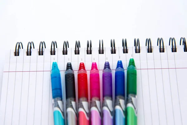 De volta ao material escolar, canetas multicoloridas e um noteboo espiral — Fotografia de Stock