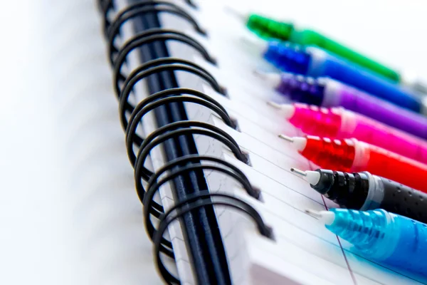 Fournitures de retour à l'école, stylos multicolores et un noteboo spirale — Photo