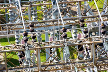 Elektrik trafo, trafo, izolatörler