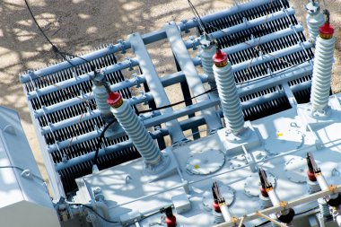 Elektrik trafo, trafo, izolatörler