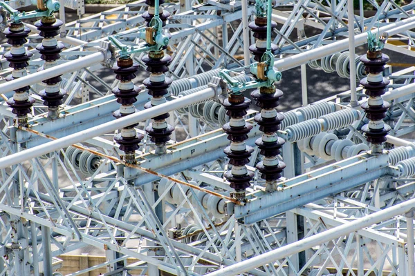 Subestación de energía eléctrica, transformadores, aisladores — Foto de Stock