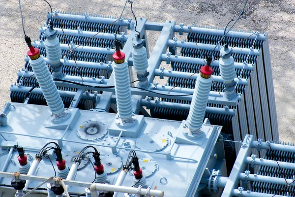 Elektrik trafo, trafo, izolatörler