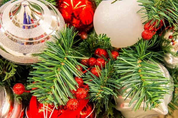 Decoraciones navideñas, adornos rojos y blancos — Foto de Stock