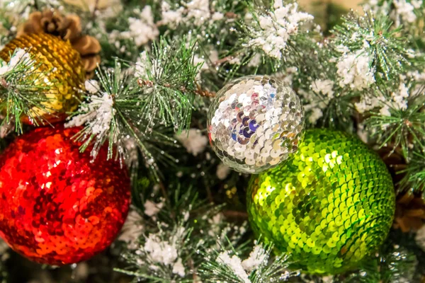 Decoraciones de Navidad, oro, plata, verde, adornos rojos —  Fotos de Stock