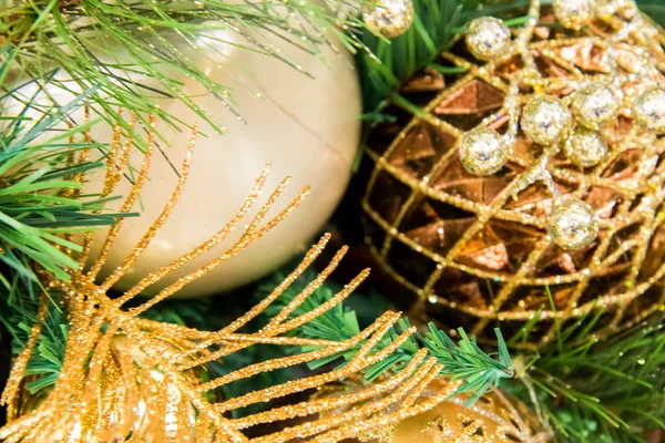 Dekoracje na Boże Narodzenie, złote ozdoby i pióro — Zdjęcie stockowe
