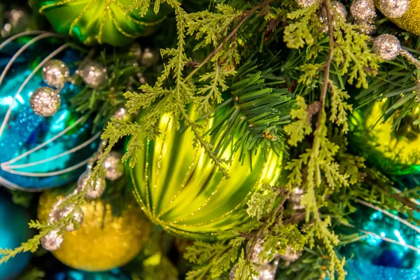 Decorações de Natal, ouro, prata e ornamentos azuis — Fotografia de Stock