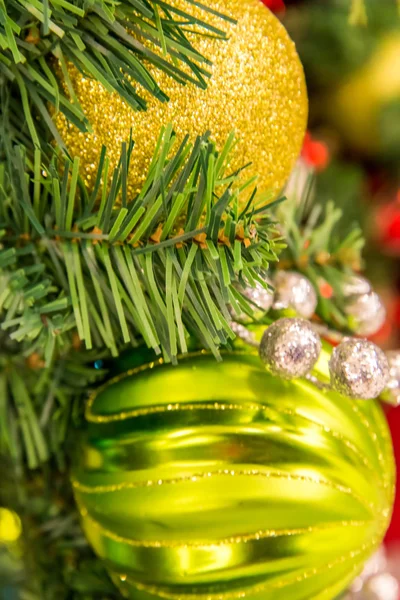 Decoraciones navideñas, adornos de oro, plata y azul — Foto de Stock