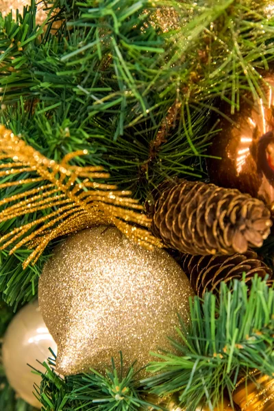 Kerst decoraties, gouden ornamenten — Stockfoto